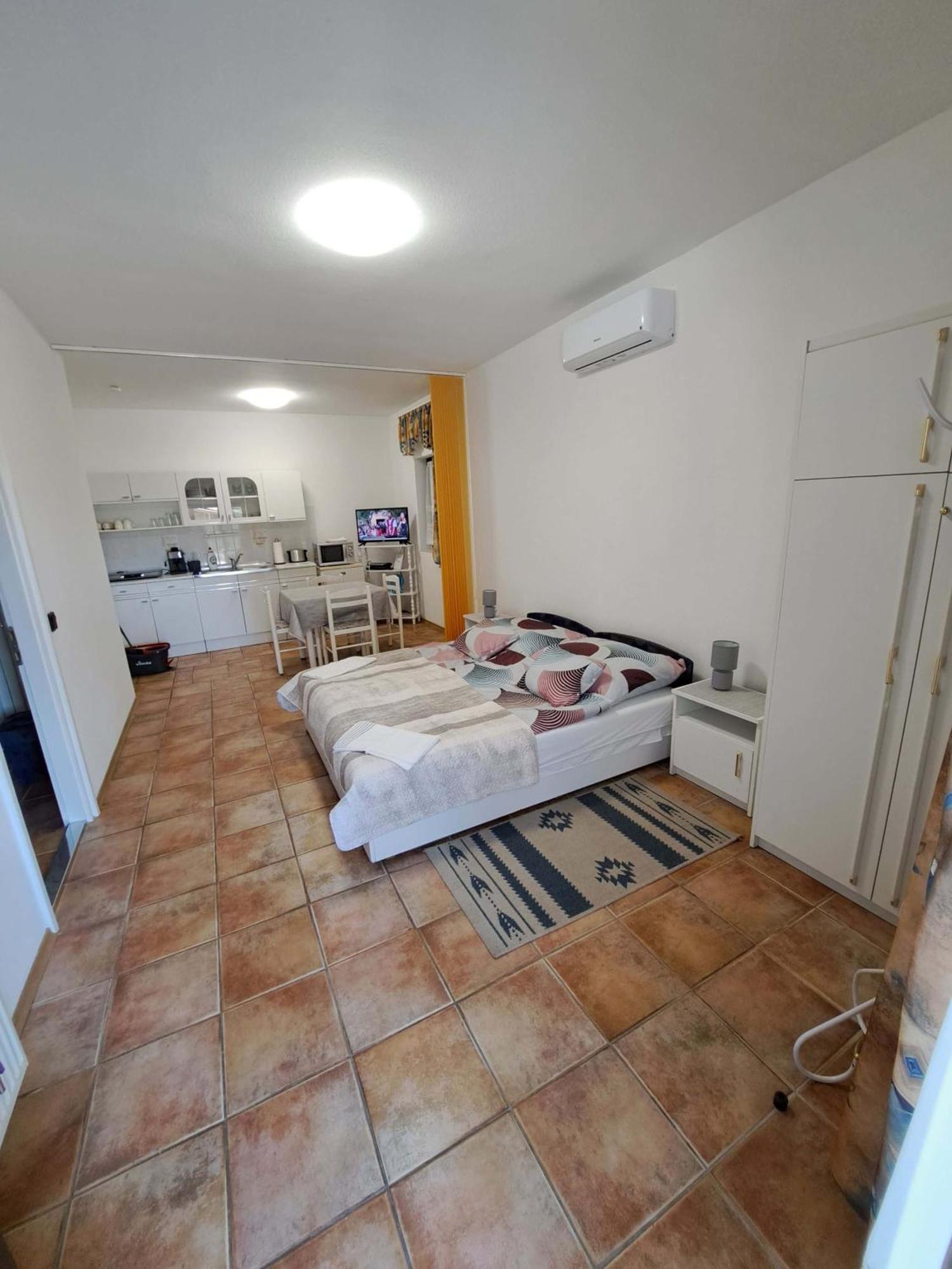 Istvan Apartmanok Кестхей Экстерьер фото